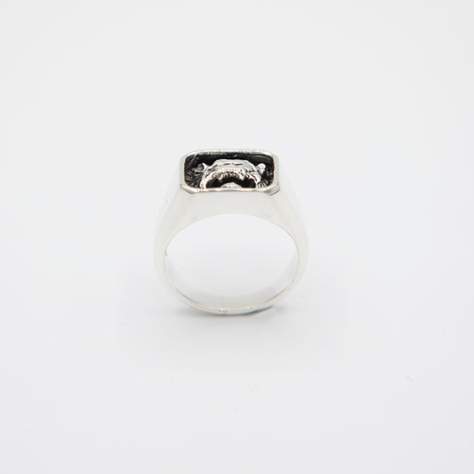 Designed for the bold, this tiger head signet ring is crafted from solid 925 silver for a rugged, stylish look.