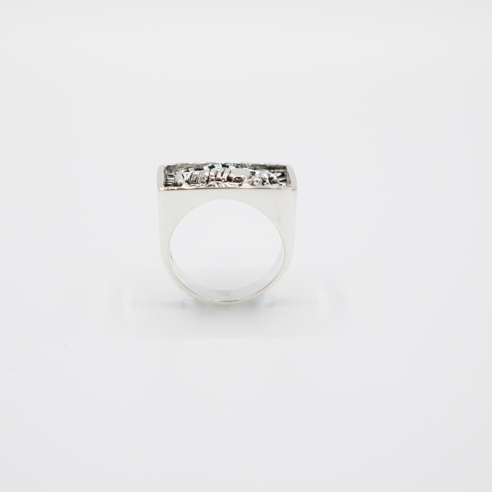 Designed for ocean lovers, this stingray signet ring in solid 925 silver blends surf style with rugged elegance.