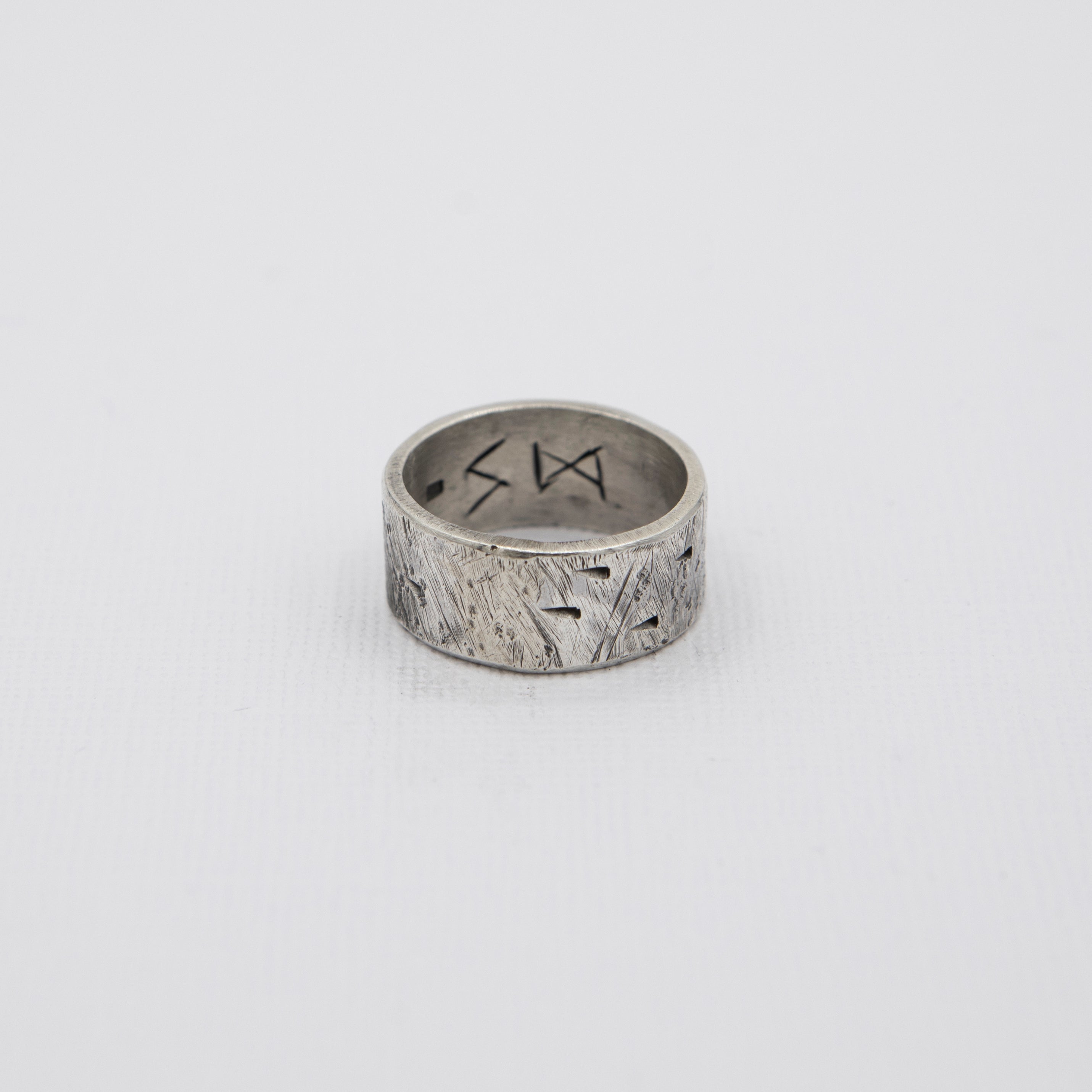 Handcrafted men’s surf-style signet ring, inspired by Australia’s coastal lifestyle.
