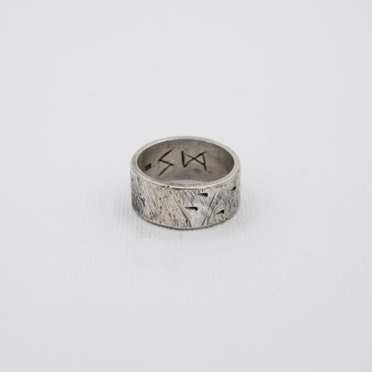 Handcrafted men’s surf-style signet ring, inspired by Australia’s coastal lifestyle.
