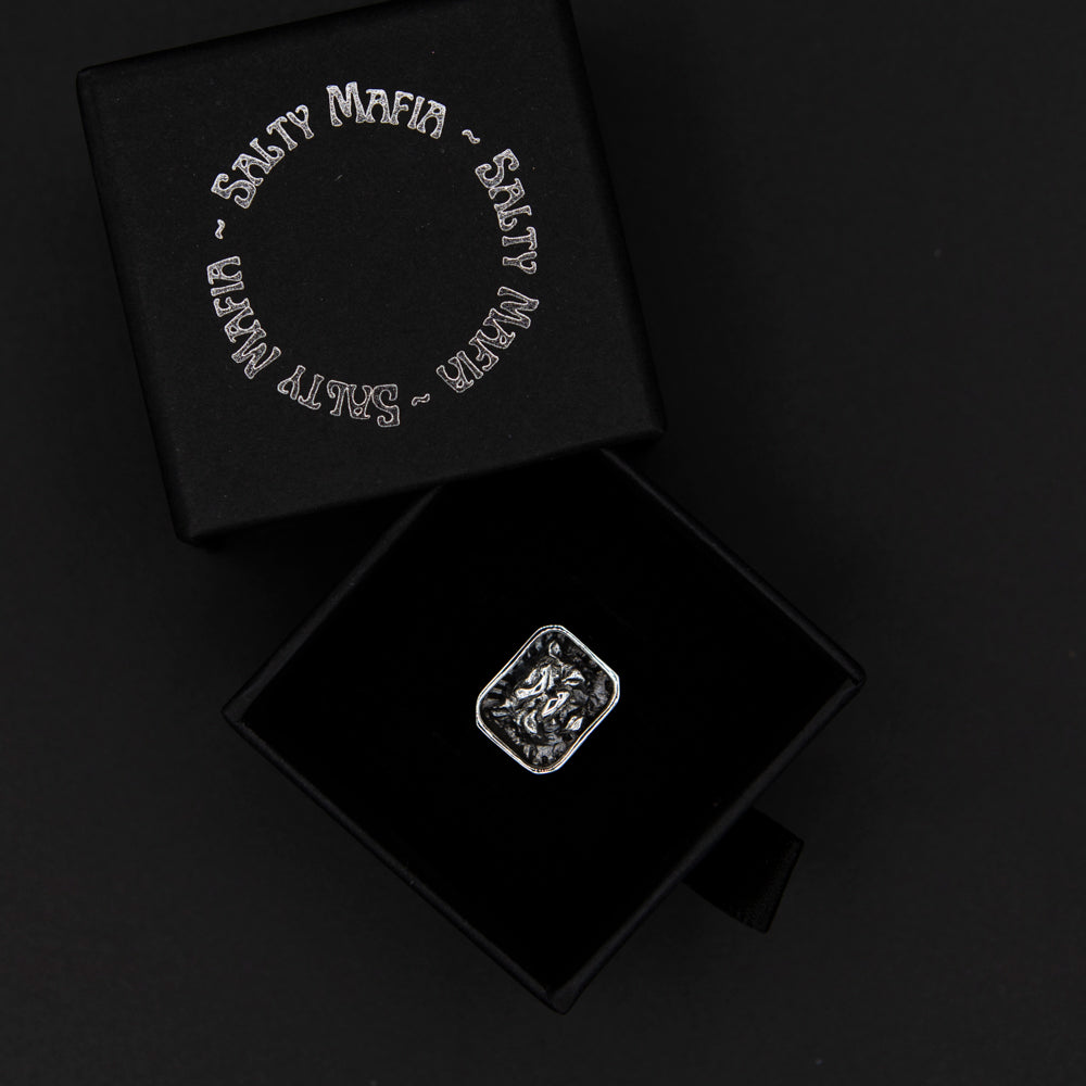 Embrace the fierce spirit of the wild with this intricately detailed tiger signet ring in 925 sterling silver.