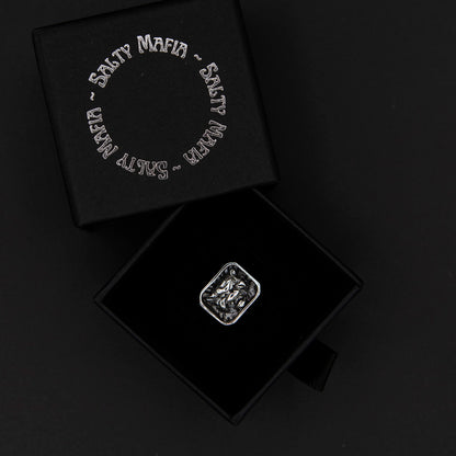 Embrace the fierce spirit of the wild with this intricately detailed tiger signet ring in 925 sterling silver.